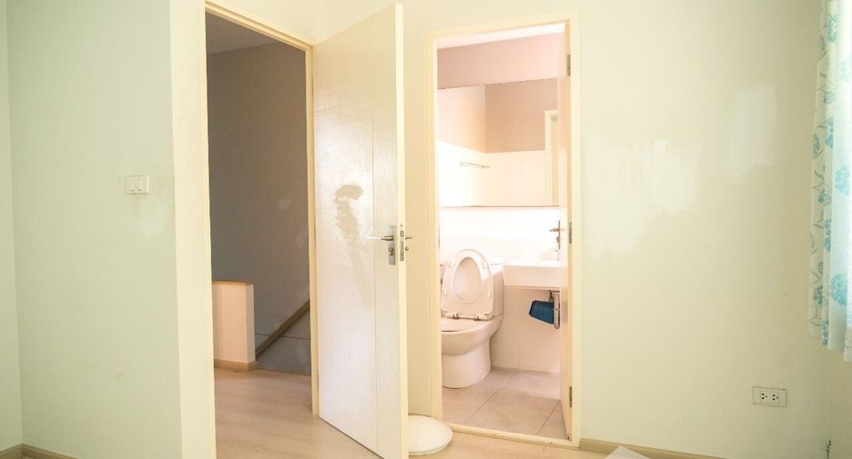 For sale 2 ベッドルーム townhouse in Lat Krabang, Bangkok