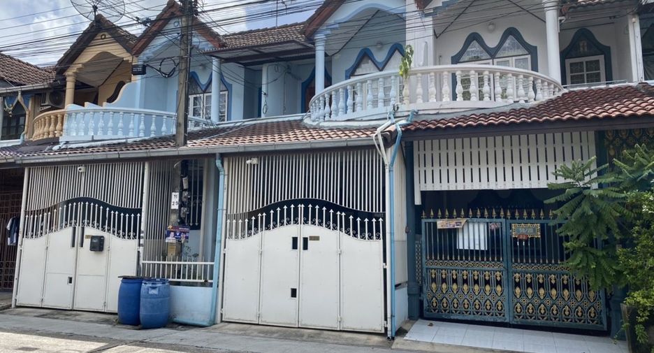 For sale 9 ベッドルーム townhouse in Bang Khae, Bangkok