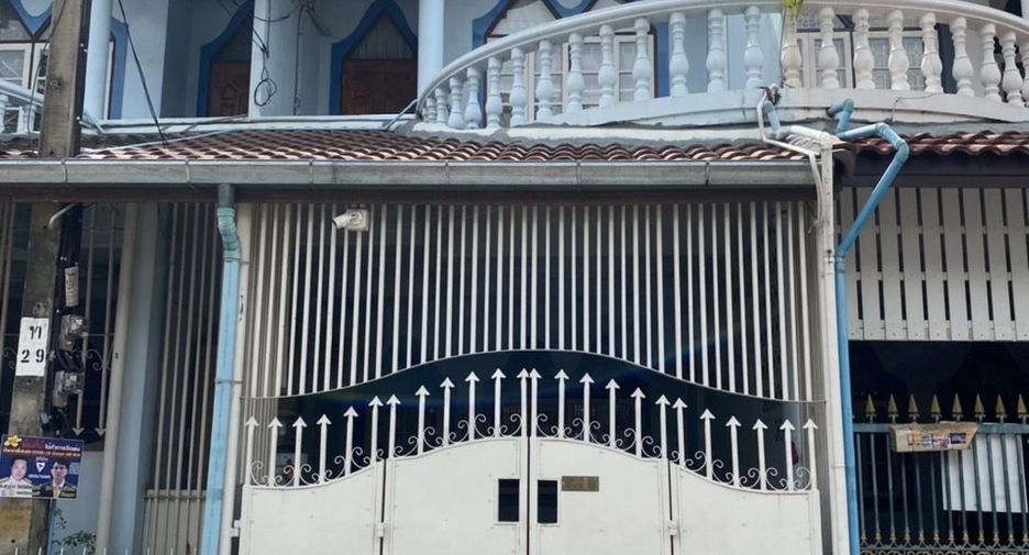 For sale 9 ベッドルーム townhouse in Bang Khae, Bangkok