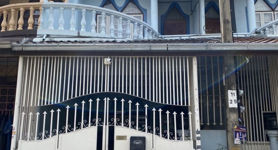 For sale 9 ベッドルーム townhouse in Bang Khae, Bangkok