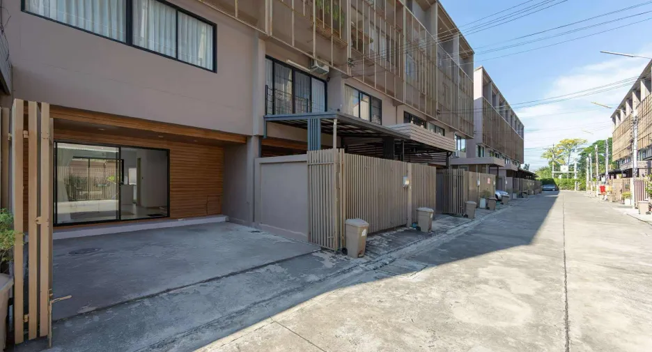 For rent 3 bedrooms townhouse in Pak Kret, Nonthaburi