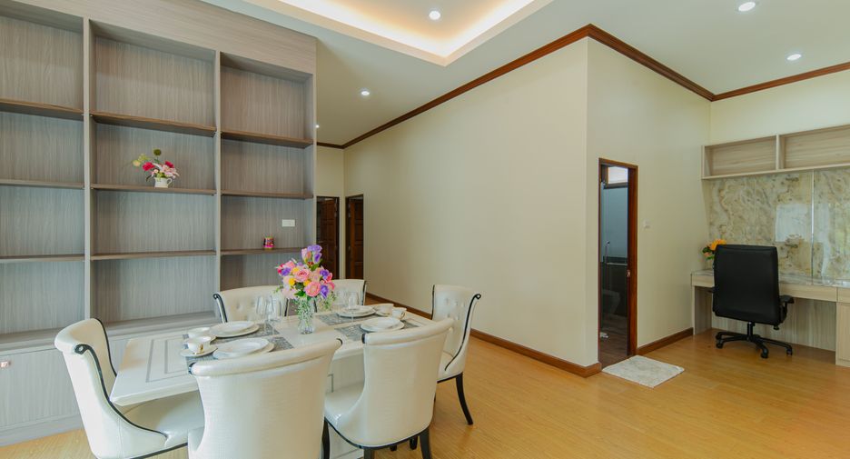 For rent 4 bedrooms villa in Bang Lamung, Chonburi