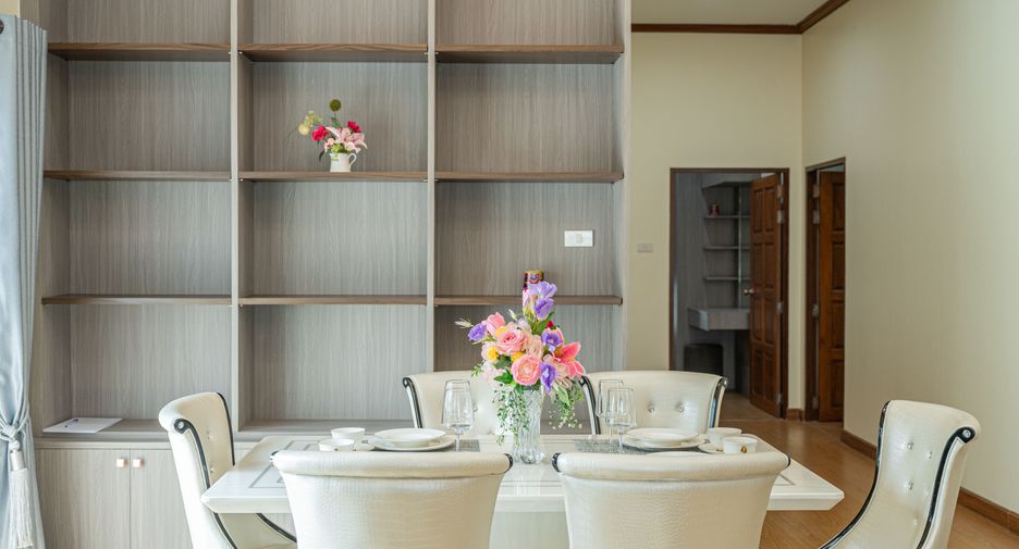 For rent 4 bedrooms villa in Bang Lamung, Chonburi