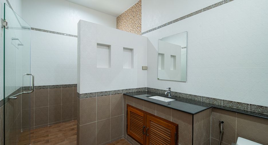 For rent 4 bedrooms villa in Bang Lamung, Chonburi