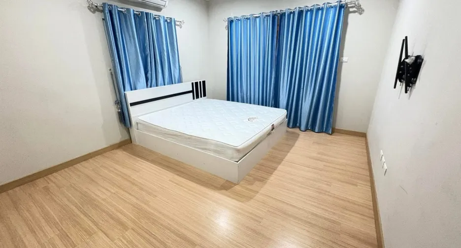 For rent 3 bedrooms house in San Kamphaeng, Chiang Mai