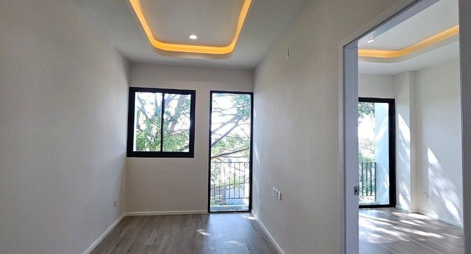 À vendre 4 chambres maison de ville à San Sai, Chiang Mai