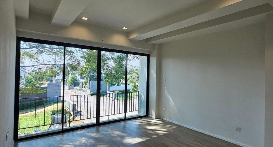 À vendre 4 chambres maison de ville à San Sai, Chiang Mai