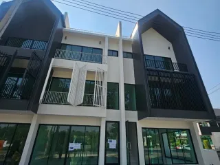 À vendre 4 chambres maison de ville à San Sai, Chiang Mai