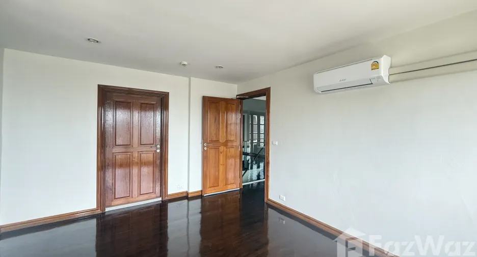 For sale 4 bedrooms condo in Phaya Thai, Bangkok