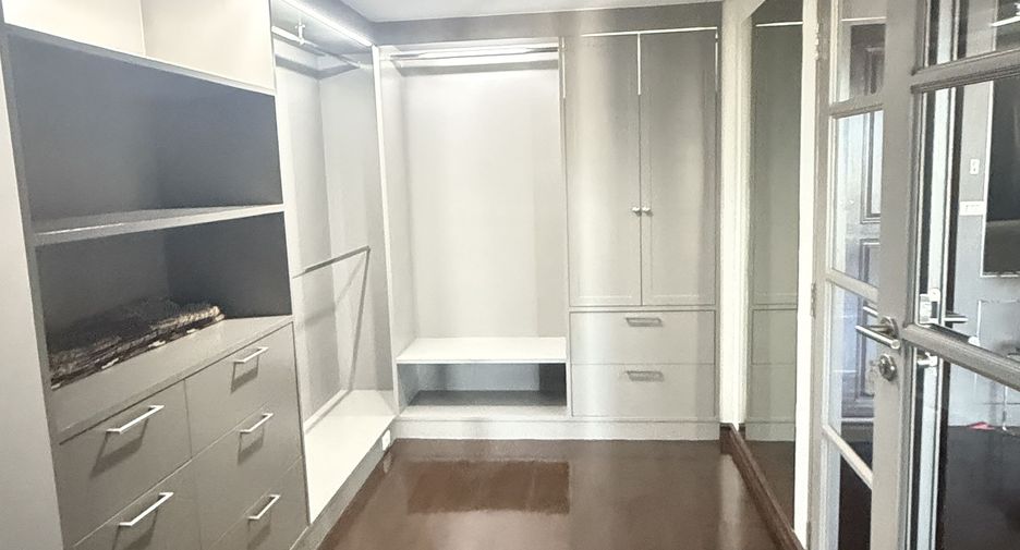 For sale 4 bedrooms condo in Phaya Thai, Bangkok