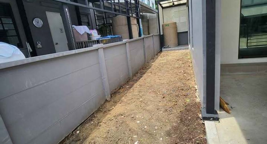 For sale 3 bedrooms townhouse in Saphan Sung, Bangkok