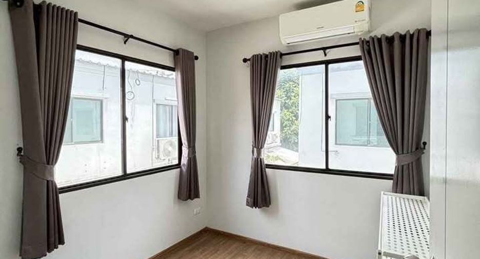 For sale 3 bedrooms townhouse in Saphan Sung, Bangkok