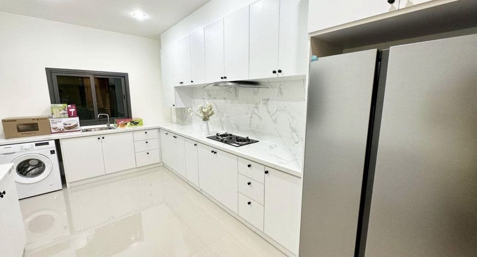 Casa en alquiler de 4 habitaciones en Bang Lamung, Chonburi