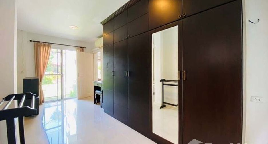 For sale 4 bedrooms house in Mueang Chiang Mai, Chiang Mai