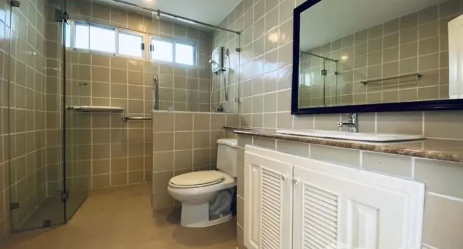 For sale 4 bedrooms house in Mueang Chiang Mai, Chiang Mai