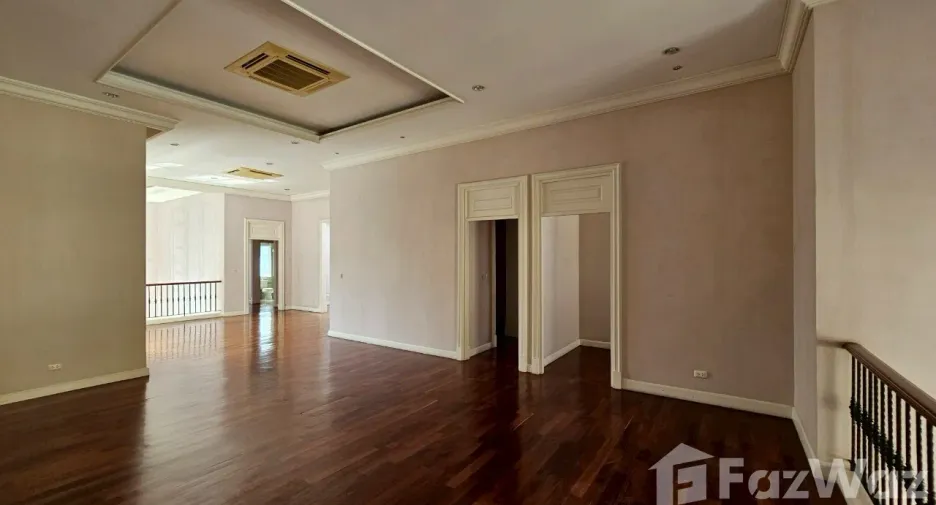 For sale 4 bedrooms house in Lat Phrao, Bangkok