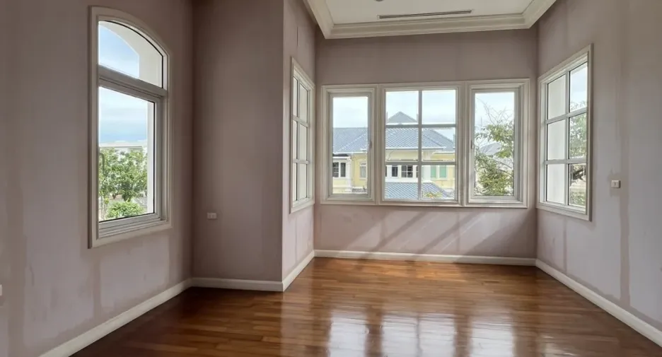 For sale 4 bedrooms house in Lat Phrao, Bangkok