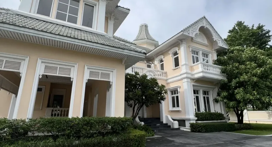For sale 4 bedrooms house in Lat Phrao, Bangkok
