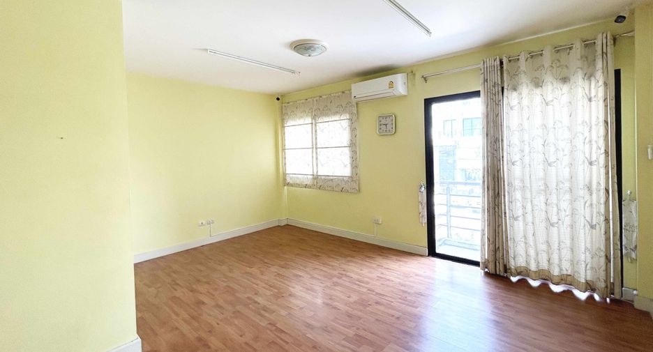 For sale 3 bedrooms townhouse in Prawet, Bangkok