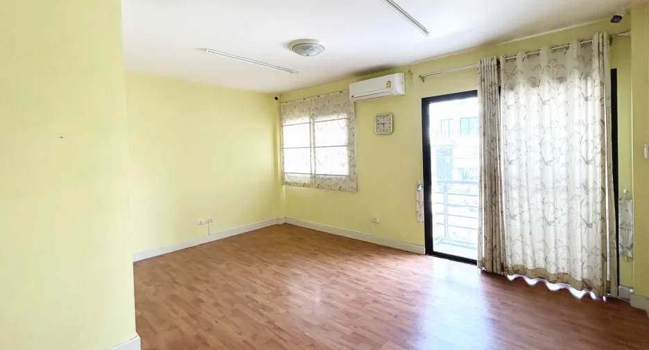 For sale 3 bedrooms townhouse in Prawet, Bangkok