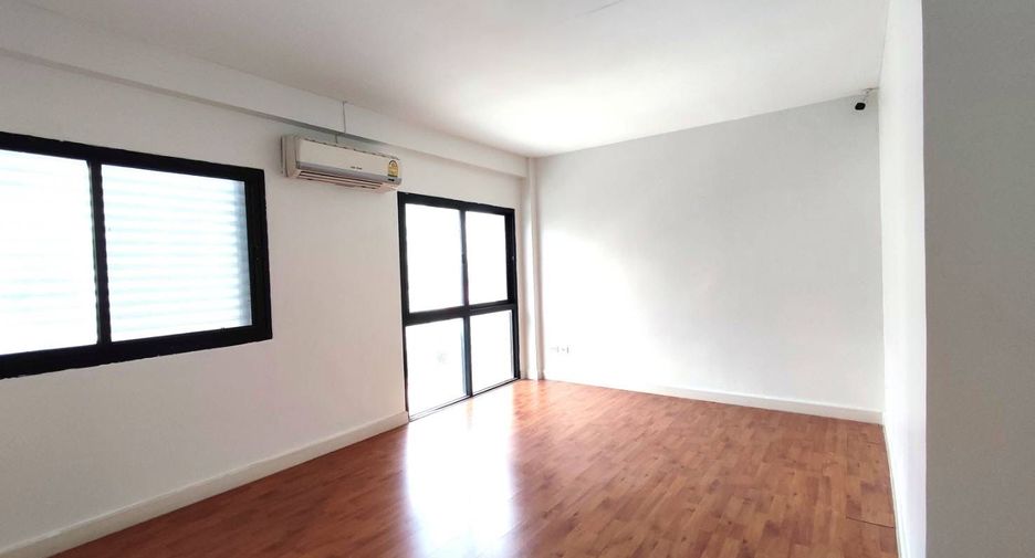 For sale 3 bedrooms townhouse in Prawet, Bangkok