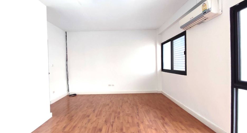 For sale 3 bedrooms townhouse in Prawet, Bangkok