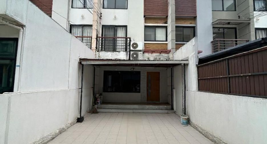 For sale 3 bedrooms townhouse in Prawet, Bangkok