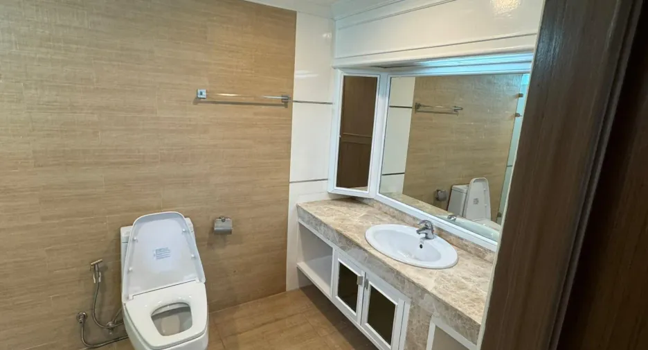For sale and for rent 3 bedrooms condo in Khlong Toei, Bangkok