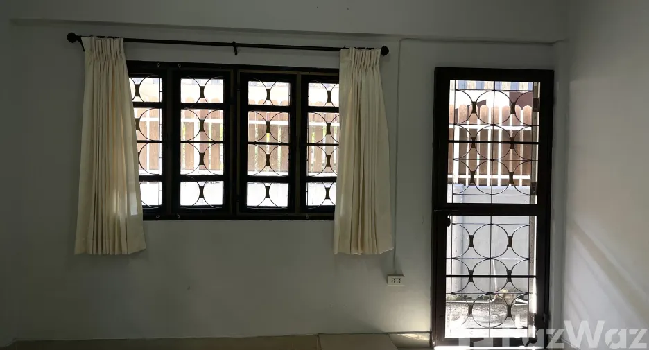 Casa adosada en alquiler de 3 habitaciones en Khlong Luang, Pathum Thani