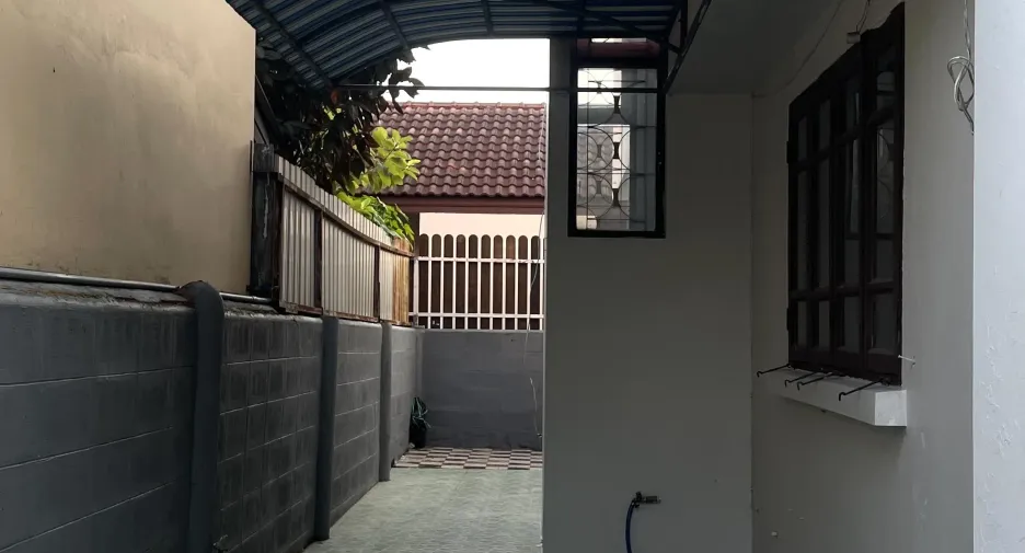 Casa adosada en alquiler de 3 habitaciones en Khlong Luang, Pathum Thani