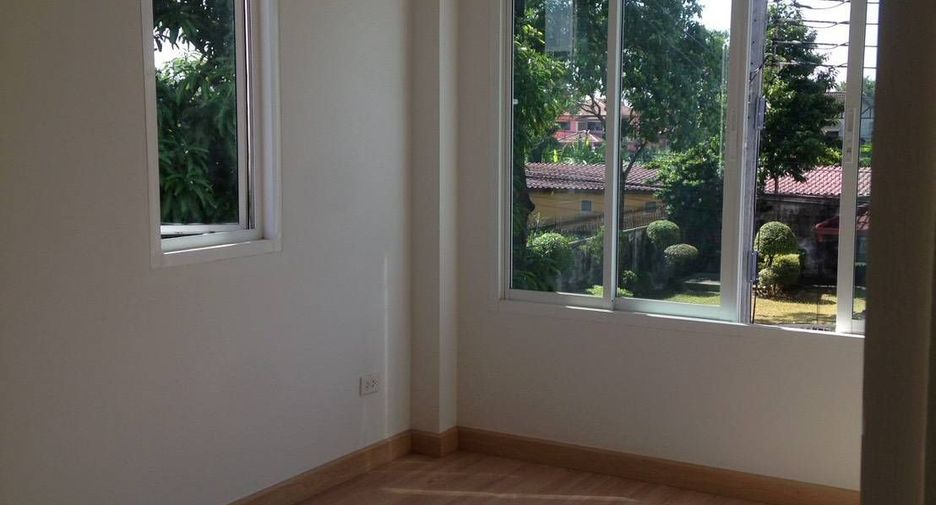 For sale 3 bedrooms townhouse in Mueang Samut Prakan, Samut Prakan