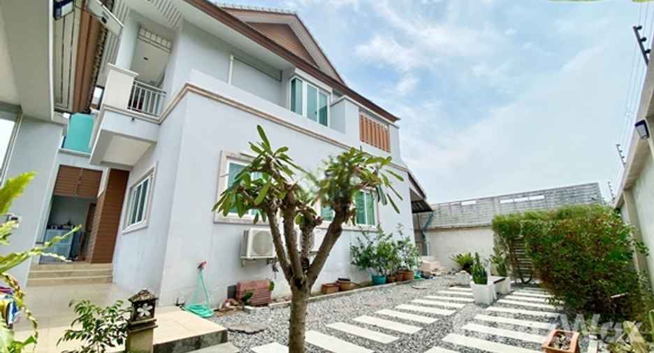 For sale 5 bedrooms house in Bang Kapi, Bangkok
