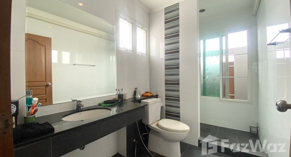 For sale 5 bedrooms house in Bang Kapi, Bangkok
