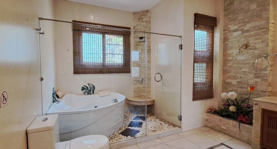 For rent 4 bedrooms villa in Bang Lamung, Chonburi