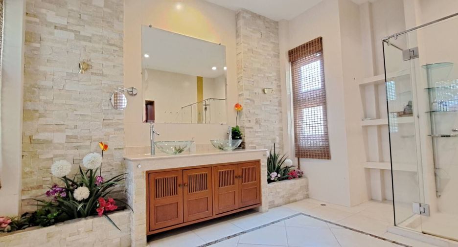 For rent 4 bedrooms villa in Bang Lamung, Chonburi