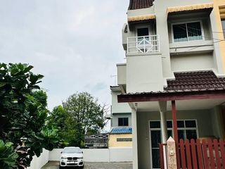 Haus zum Kauf und zur Miete mit 3 Zimmer in Khan Na Yao, Bangkok