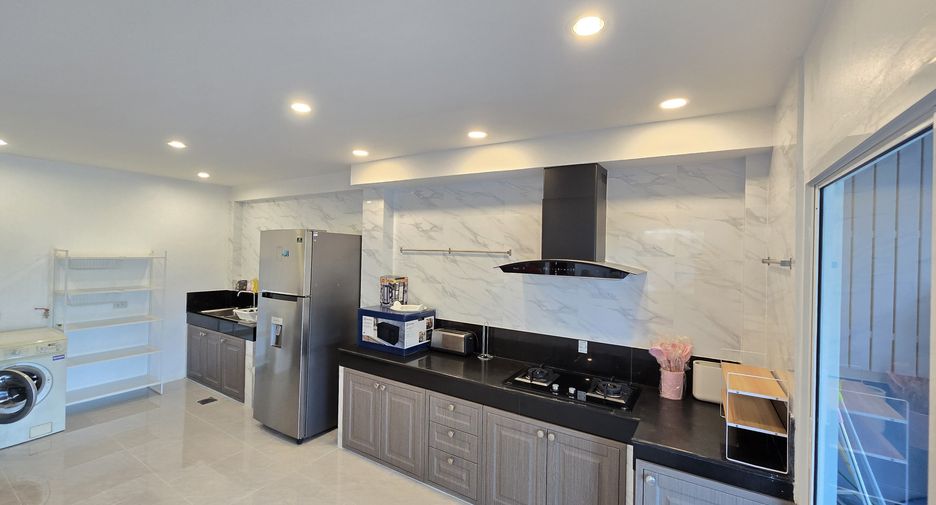 For rent 3 bedrooms townhouse in Mueang Phuket, Phuket