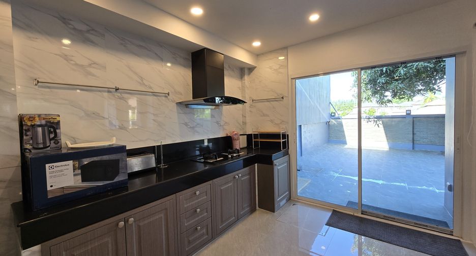 For rent 3 bedrooms townhouse in Mueang Phuket, Phuket