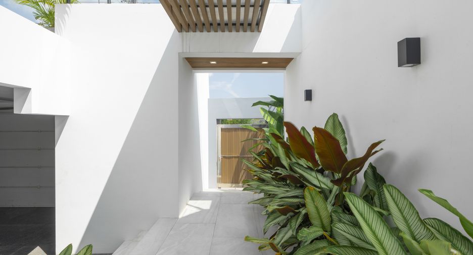 For sale and for rent 4 bedrooms villa in Thalang, Phuket