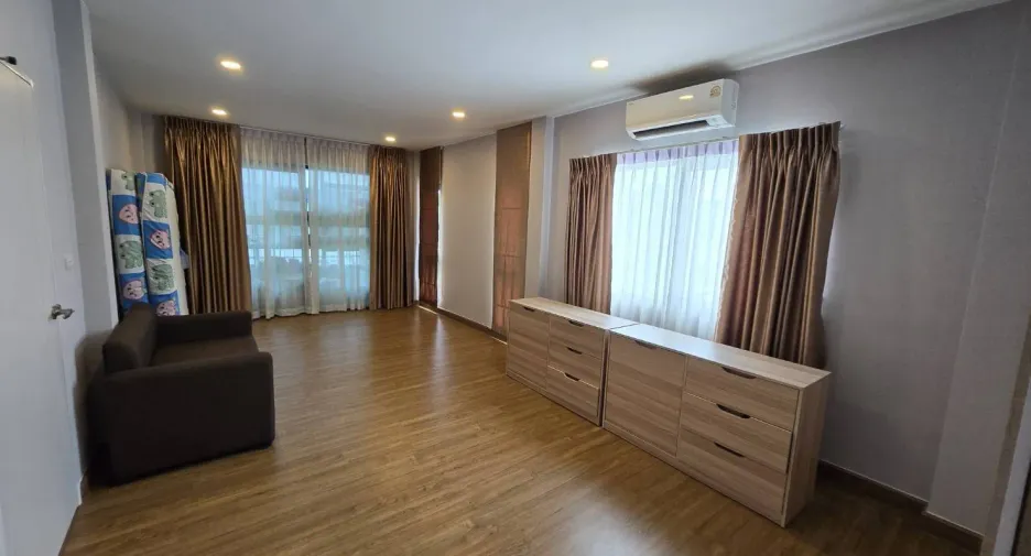Haus zur Miete mit 5 Zimmer in Mueang Pathum Thani, Pathum Thani