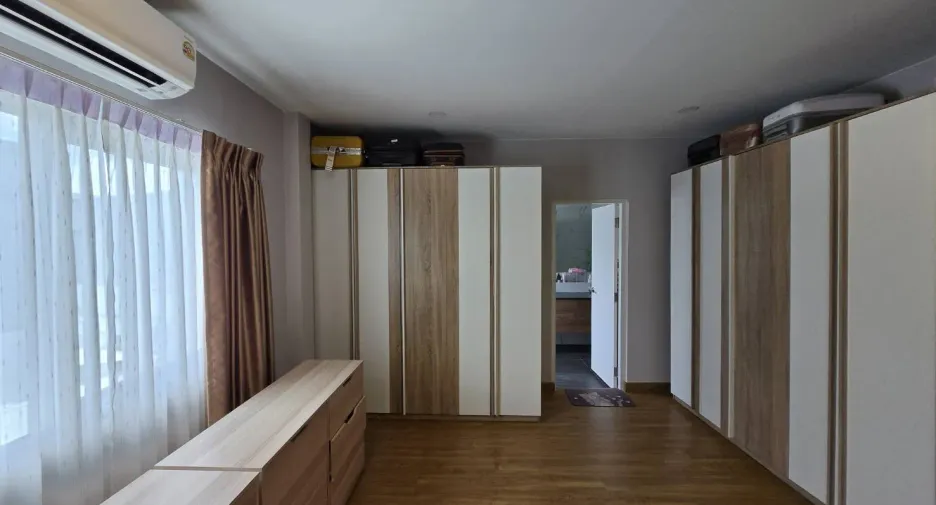 Haus zur Miete mit 5 Zimmer in Mueang Pathum Thani, Pathum Thani