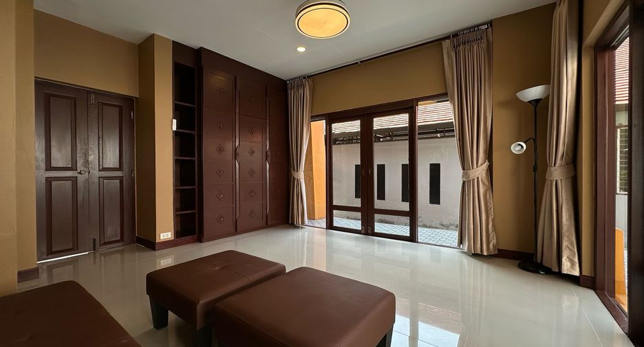 For rent 4 bedrooms villa in Bang Lamung, Chonburi