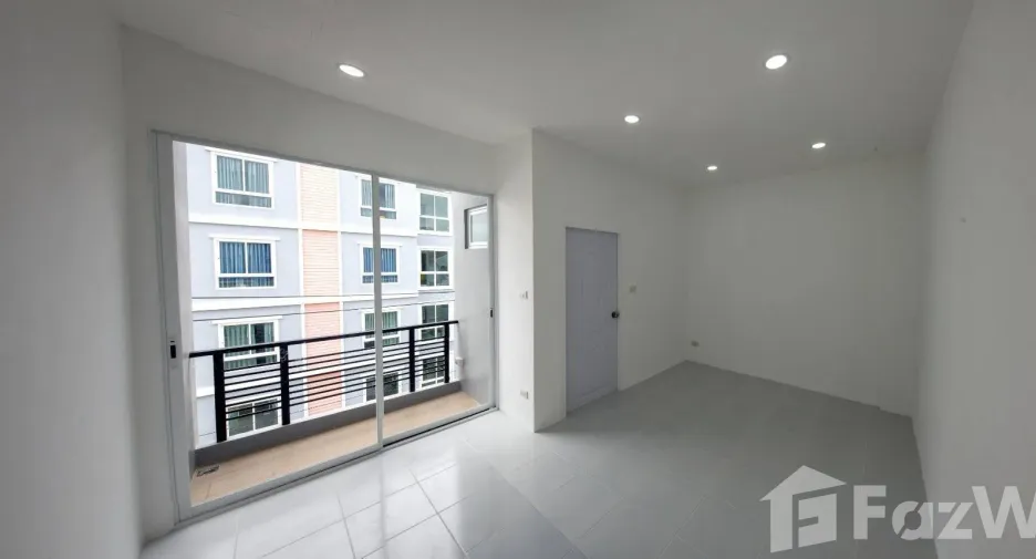 Casa adosada en venta de 4 habitaciones en Lat Phrao, Bangkok