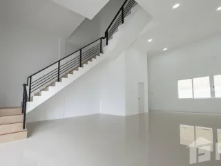 出售 4 卧室 联排别墅 在 Lat Phrao, 曼谷