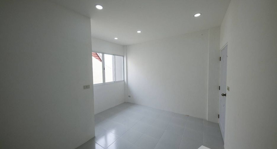Casa adosada en venta de 4 habitaciones en Lat Phrao, Bangkok