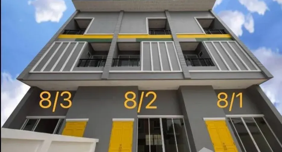 Casa adosada en venta de 4 habitaciones en Lat Phrao, Bangkok