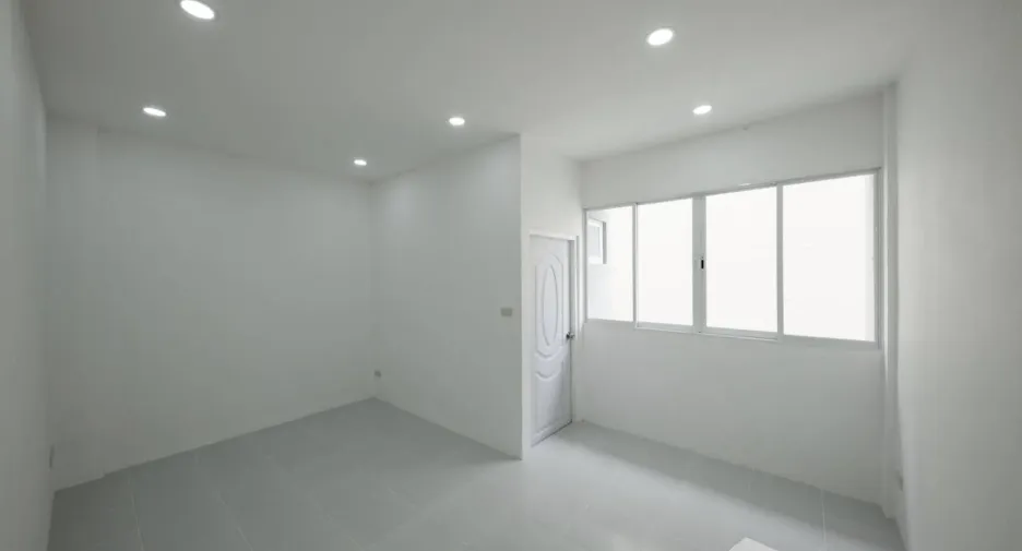 Casa adosada en venta de 4 habitaciones en Lat Phrao, Bangkok