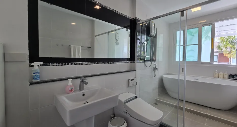 Casa en venta y en alquiler de 5 habitaciones en Mueang Phuket, Phuket