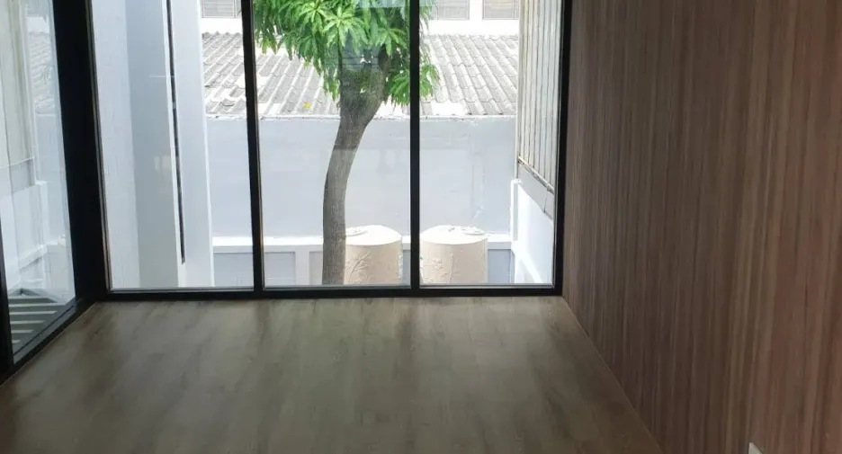 Casa en venta y en alquiler de 4 habitaciones en Phra Khanong, Bangkok