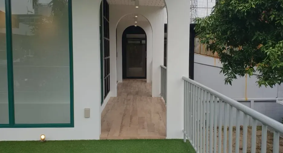 Casa en venta y en alquiler de 4 habitaciones en Phra Khanong, Bangkok